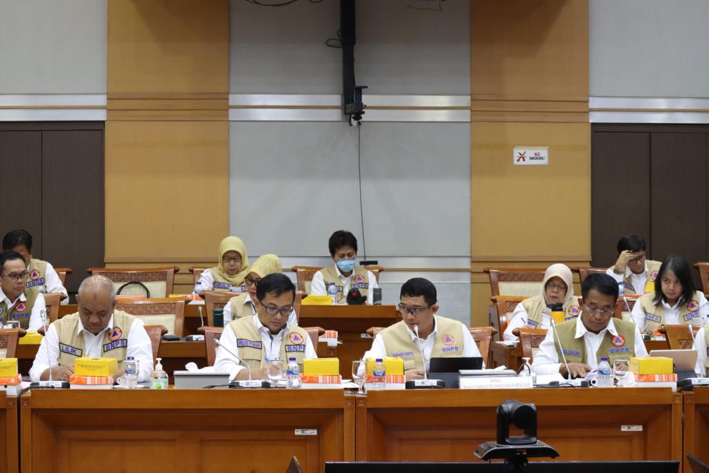 Kepala BNPB Letjen TNI Suharyanto S.Sos., M.M., (dua kanan) bersama Deputi Bidang Penanganan Darurat BNPB, Fajar Setyawan, Plt. Sekretaris Utama BNPB Rustian (dua kiri) dan Deputi Bidang Logistik dan Peralatan BNPB Lilik Kurniawan (kiri) menyampaikan paparan dalam rapat kerja antara BNPB dengan Komisi VIII DPR RI di Kompleks Senayan, Jakarta Pusat, Selasa (30/5). Dalam rapat kerja tersebut BNPB mengusulkan penambahan anggaran untuk tahun 2024 senilai 1 triliyun rupiah.